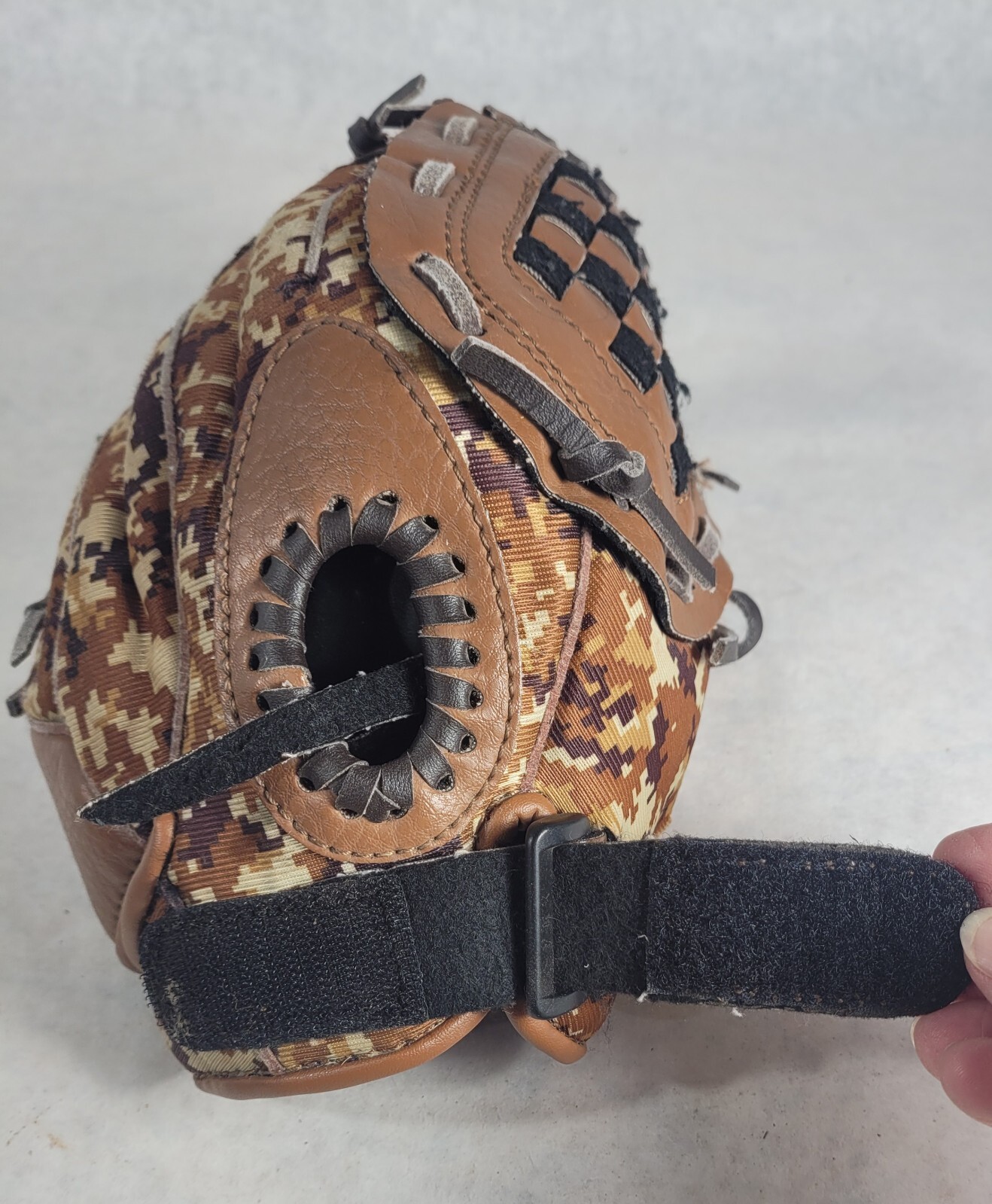 Adidas TS 1000 BDC Youth Brown Camo Baseball Glove 10 Inch (Right Hand