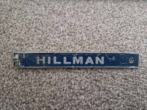 VINTAGE HILLMAN METALL KAROSSERIE MOTORHAUBE BOOT MASKOTTCHEN ABZEICHEN SCHRIFT