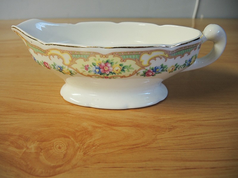 VINTAGE MOUNT CLEMENS IN MICHIGAN FLORAL GRAVY BOAT - MILDRED PATTERN