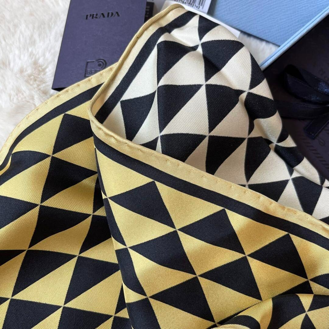 スカーフ PRADA SCARF (57049SOOO1775 F0006) Prada Scarf Yellow Black Silk Triangle Logo Women