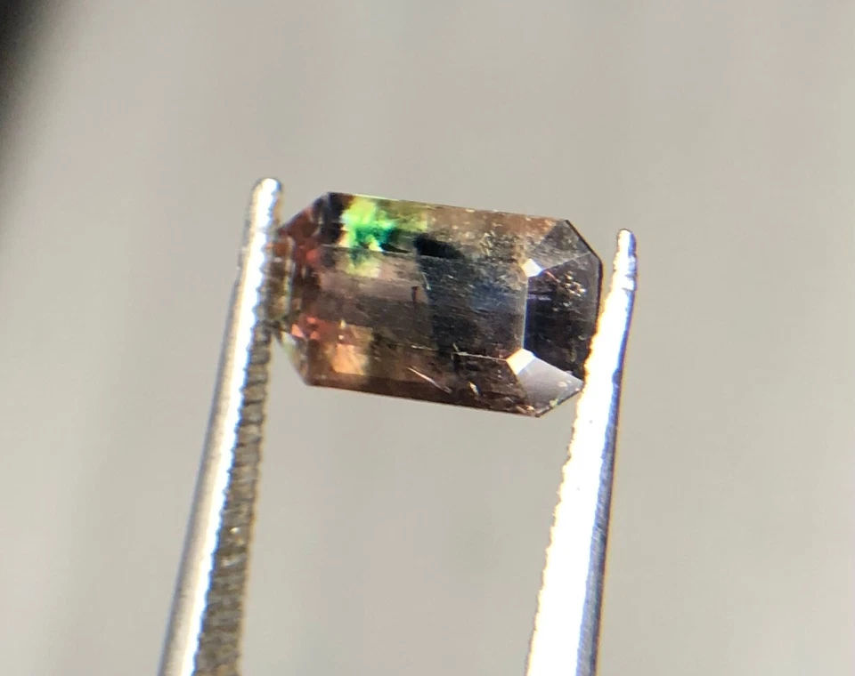 Raras piedras talladas axinita azul verde sombreadas de Pakistán 1,30 quilates Foto 4 de 4