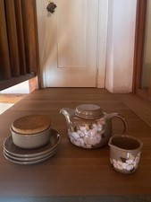 Anni 70 teiera-zuccheriera-lattiera—con piattini marrone con fiore rosa e beige