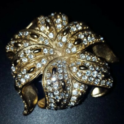 AK Anne Klein Rhinestone Curved FLOWER BROOCH Pin Gold Tone, Large 2