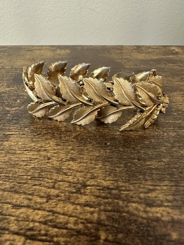 Vintage Crown Trifari Double Leaf Link Bracelet Gold Tone Chunky