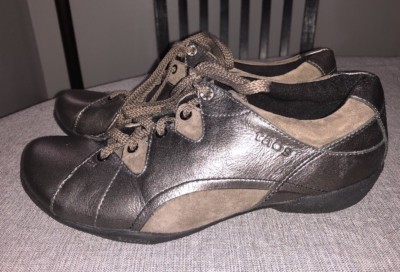 taos walking shoes