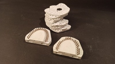 Dental Modellsystem, ''Baumann'', 2x Pinplatten, 10x Sekundärplatten, Konvolut