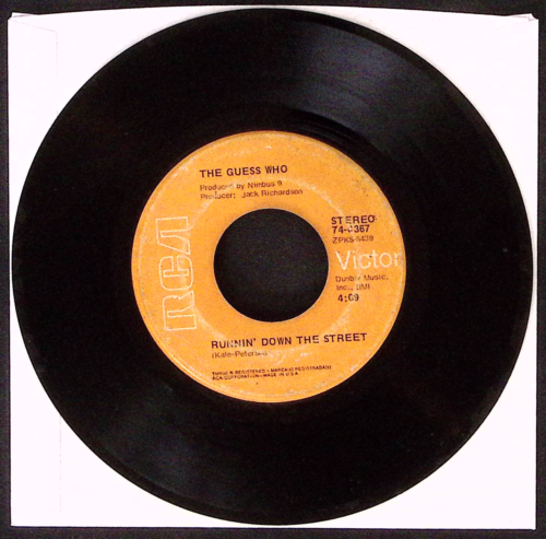 THE GUESS WHO RUNNIN' DOWN THE STREET/HAND ME DOWN THE WORLD VINYL 45 VG 41-26 - Afbeelding 1 van 2