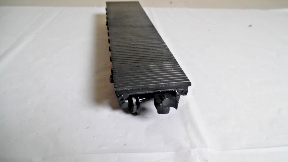 KMT MK TI3 445 Black Plastic Flat Car No Load 0/27 Plastic Wheels -Excellent Con - Image 4 of 4