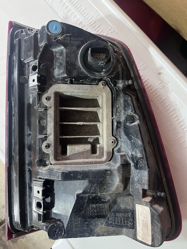 Conjunto de luces traseras Ram 1500 2019-2025 con punto ciego lado izquierdo (conductor) Mopar OEM Foto 3 de 4