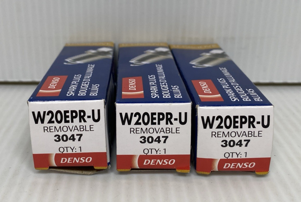 Lot of 3 Denso Spark Plugs #3047