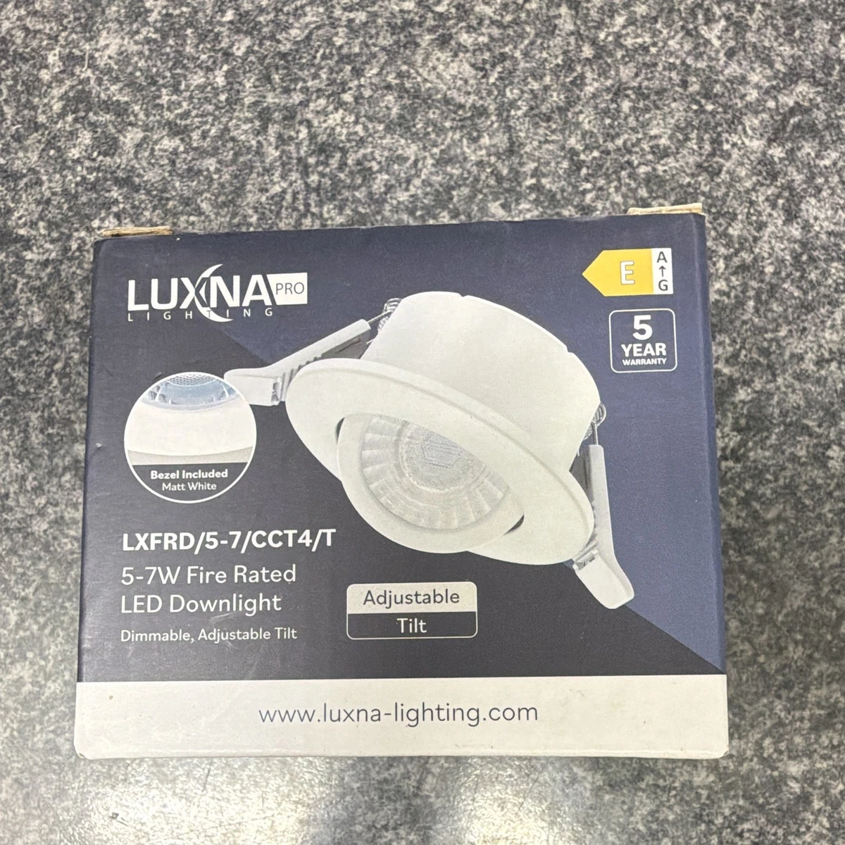 Downlight LED blanco Luxna Pro LXFRD/5-7/CCT4/T 5-7W inclinable regulable con clasificación de fuego