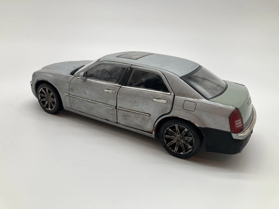 1/18 2005 Chrysler 300C Diecast Model Custom Weathered Rusty Junkyard Beater Car - Image 2 of 4