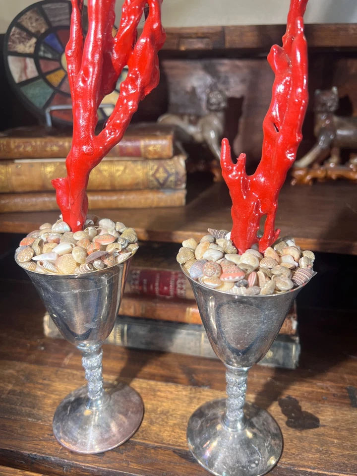 Juego de dos copas figurativas vintage plateadas con coral sintético rojo hechas a medida Foto 4 de 4