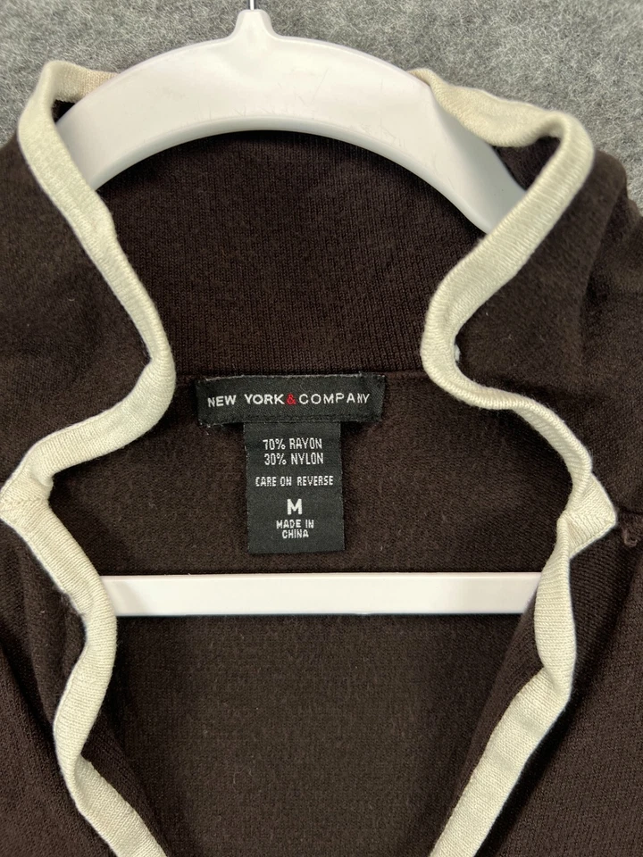 Cárdigan marrón mediano New York & Co para mujer suéter con cuello bolsillo con lazo con botones Foto 4 de 4