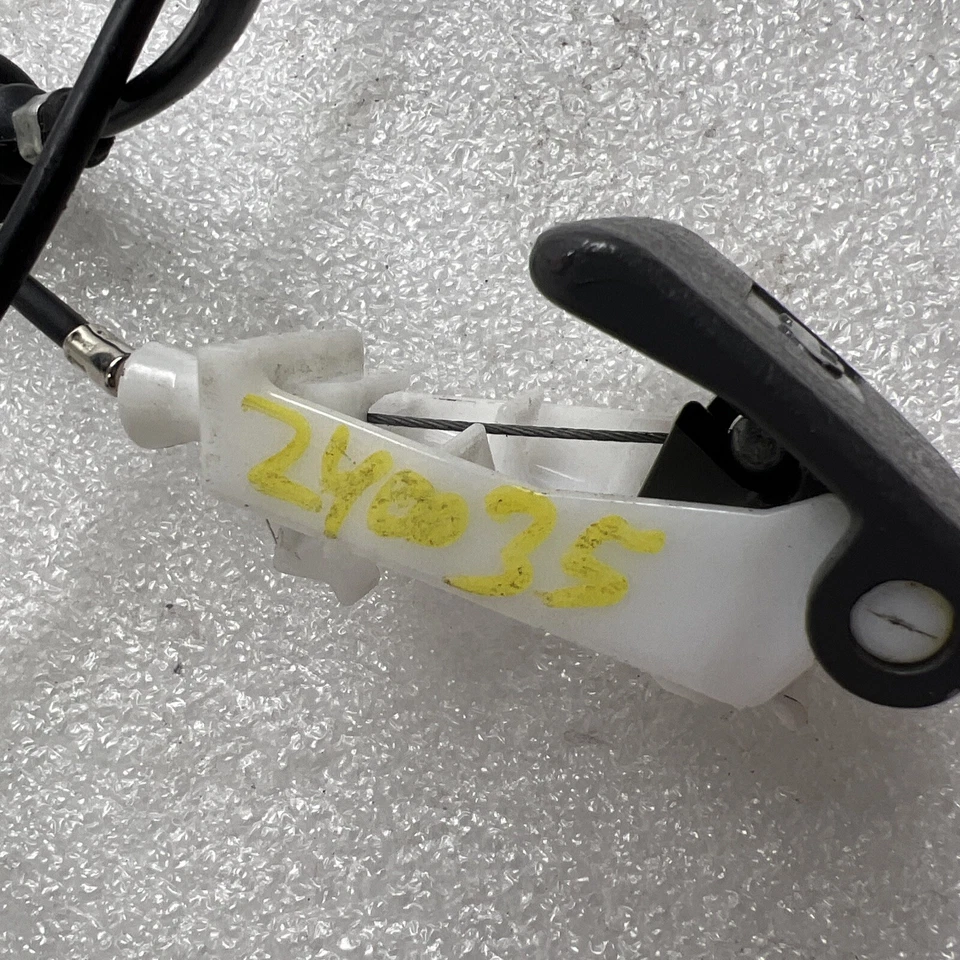 Toyota Prius V 2012 abridor de capó OEM con mango de cable Foto 3 de 4