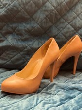 Women  s Beige Patent Leather Pumps from David  s Bridal, Excellent Condition 