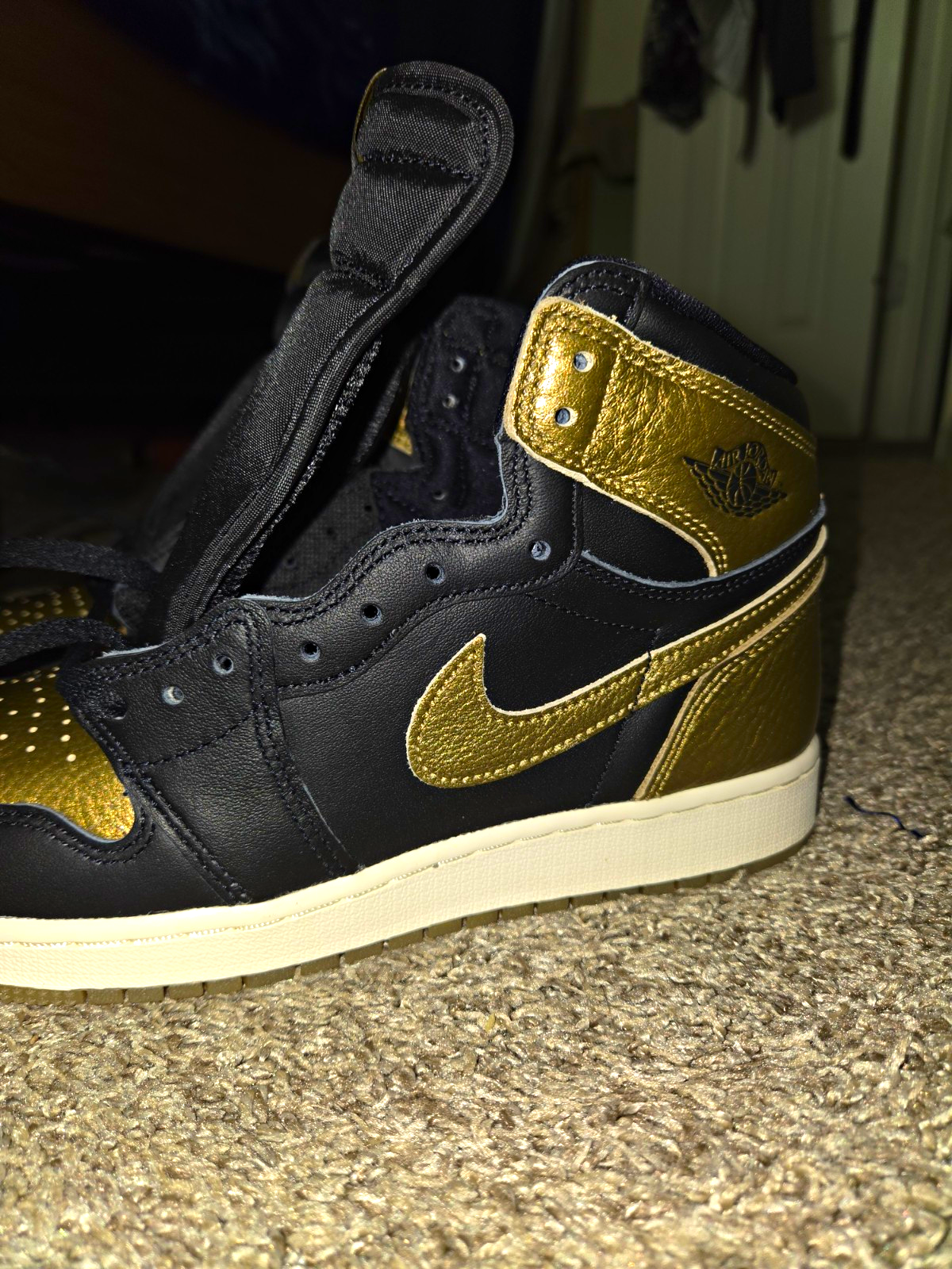 Jordan Air Jordan 1 Retro High OG GS Black/Gold Leather High Top Sneaker 7Y