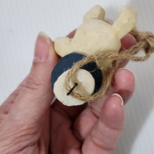 Stehender Schneemann mit Blick nach rechts rollender Schneeball Figur Ornament 2 1/4" Höhe - Bild 4 von 8