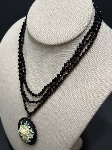 Collar camafeo Monet cuentas negras floral color crema LEER de colección 3 hilos pedrería - Imagen 7 de 14