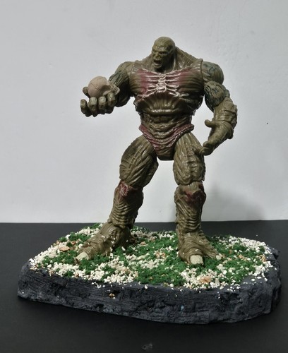 Abomination Figure Holding Skull On A Bespoke Base - Picture 2 of 6