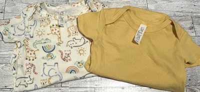 Liam & James Set of 2 Short Sleeve one piece 3-6 Months yellow Solid Giraffe AOP