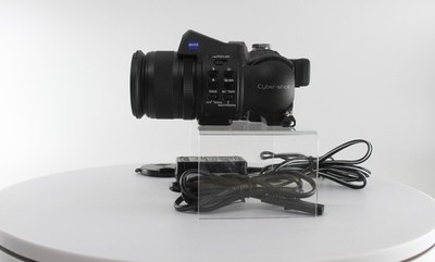 Vintage 2003 Sony 8MP Digital Camera with 7x Optical Zoom (DSC