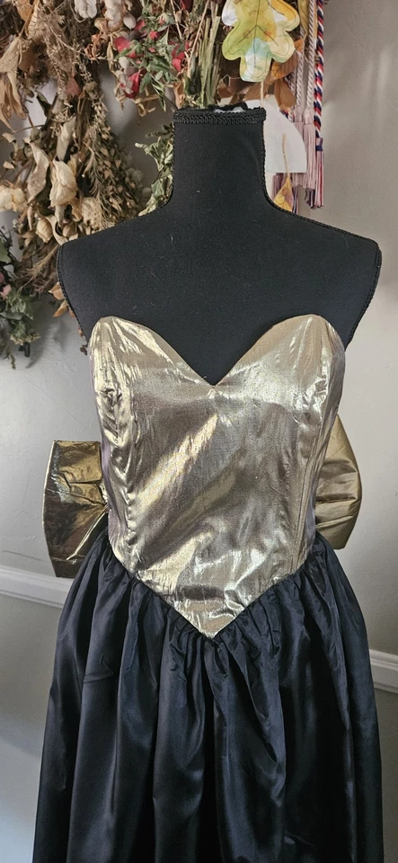 Vestido de graduación vintage de los años 80 negro y dorado sin tirantes con acento de lazo grande Foto 2 de 4