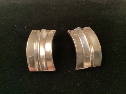 AUTHENTIC SIGNED STERLING SILVER RIBBED CURVED UNIQUE CLIP EARRINGS NO RESERVE