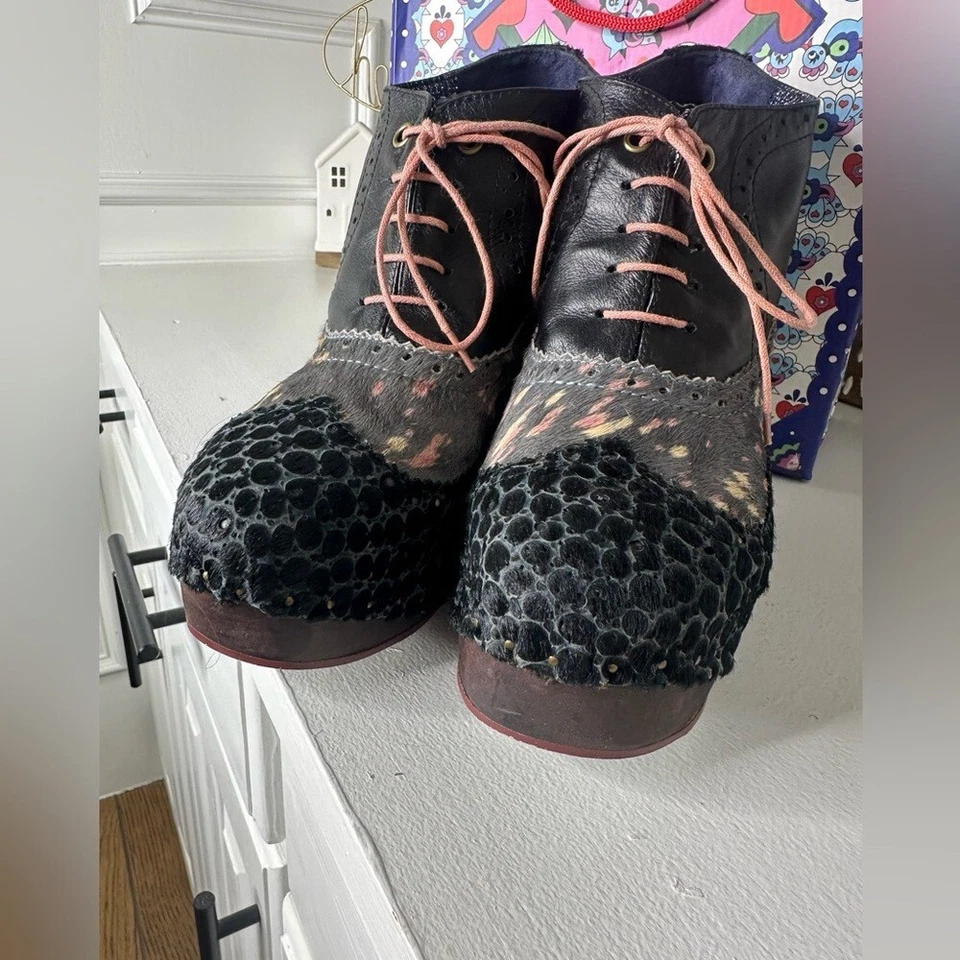 Irregular Choice What an Angel zapatos de cuña negros lavanda para mujer botines Foto 4 de 4