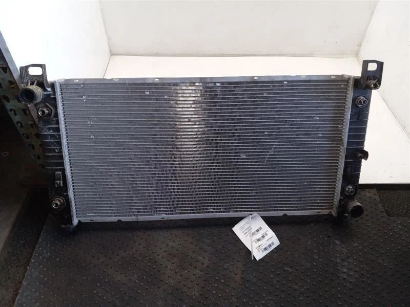 Radiador 99-03 GMC Sierra 2500 22840116 Foto 2 de 4
