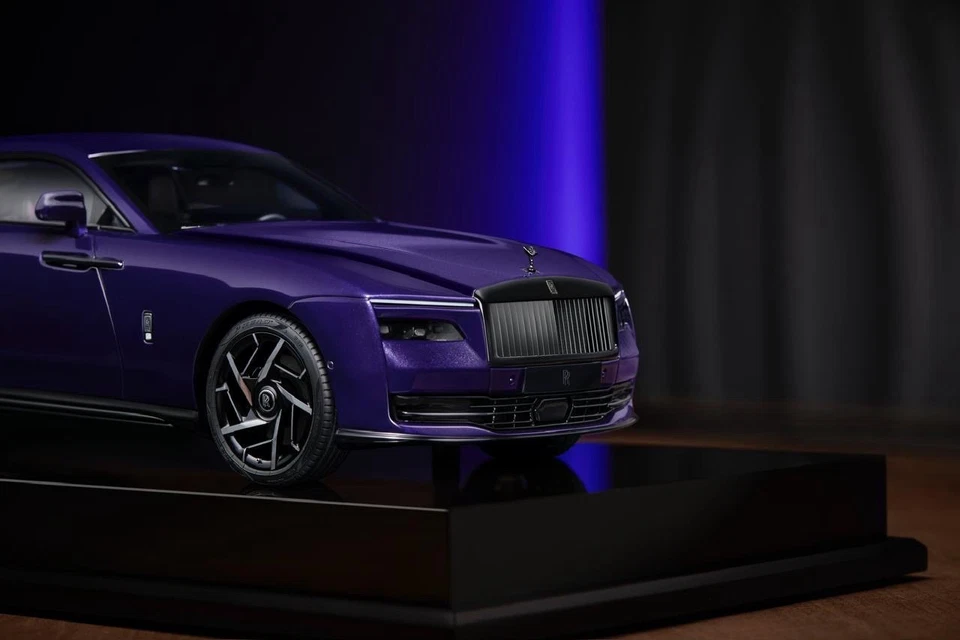 Rolls-Royce Spectre Black Badge [Fully opening + Lights] By: Amalgam 1:8 scale - Image 3 of 4