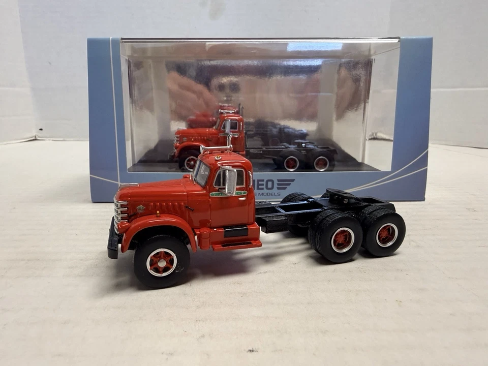 Neo Scale Models 1/64 Scale Diamond T 921 Tractor - Image 2 of 4