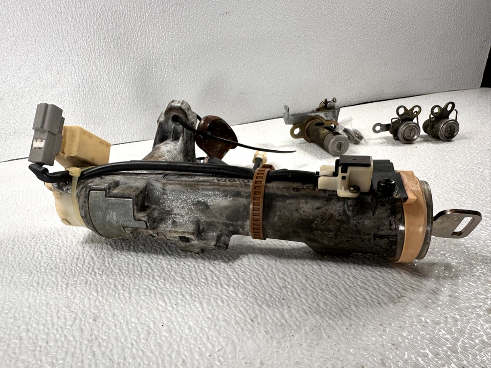 1994-1999 TOYOTA CELICA IGNITION SWITCH W/KEY, DOOR CYLS, & TRUNK LOCK CYL OEM - Image 4 of 4