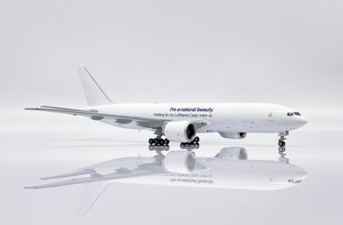 Lufthansa Cargo JC Wings 1:400 B777-200LRF ""Belleza natural - Flaps Up"" D-ALFJ - Imagen 4 de 12