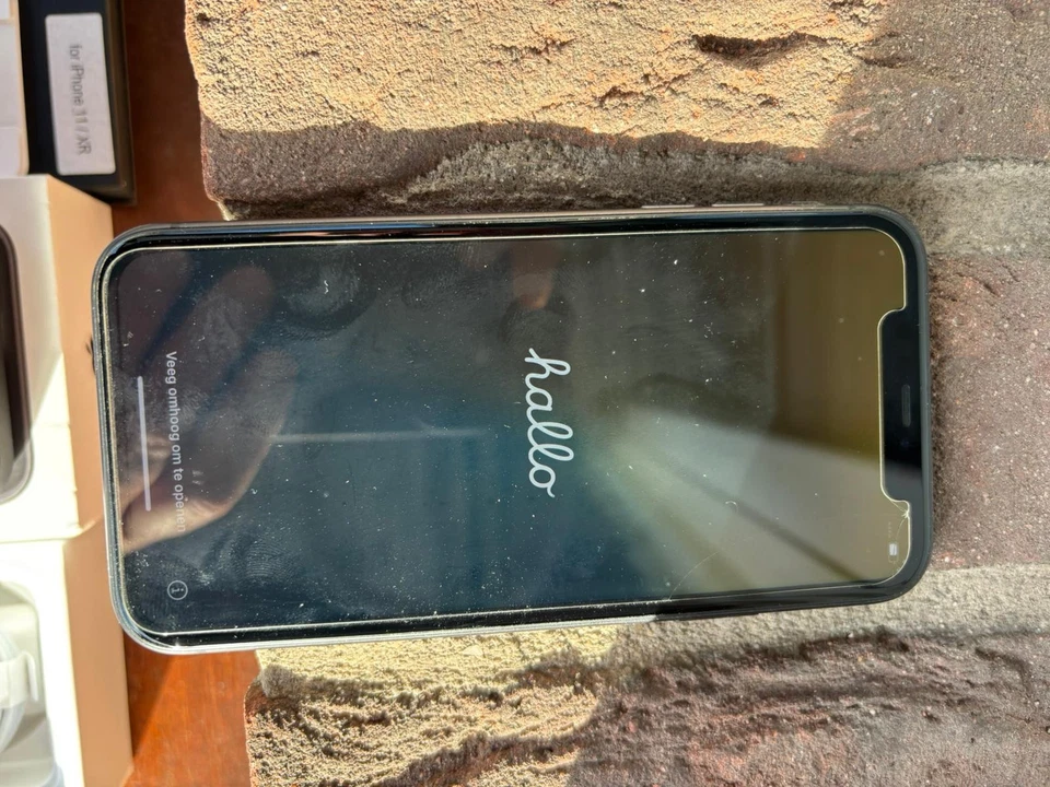 Apple iPhone 11 Schwarz Gebraucht in OVP sehr guter Zustand - Bild 3 von 3