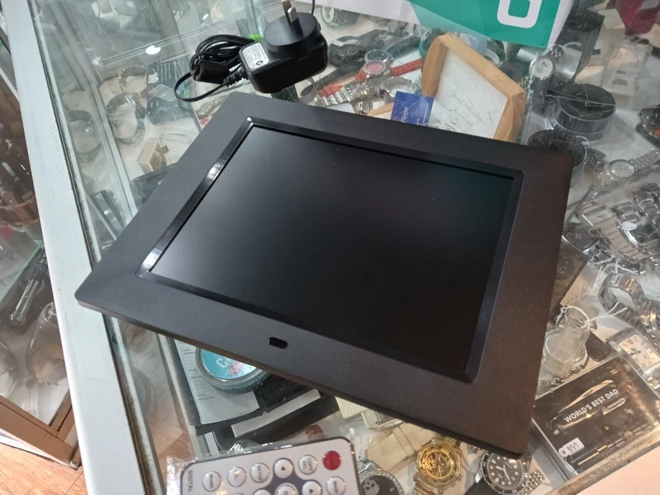 DICK SMITH 8" DIGITAL PHOTO FRAME - PLAYS VIDEOS, MUSIC & PHOTO SLIDESHOWS - Image 2 of 4