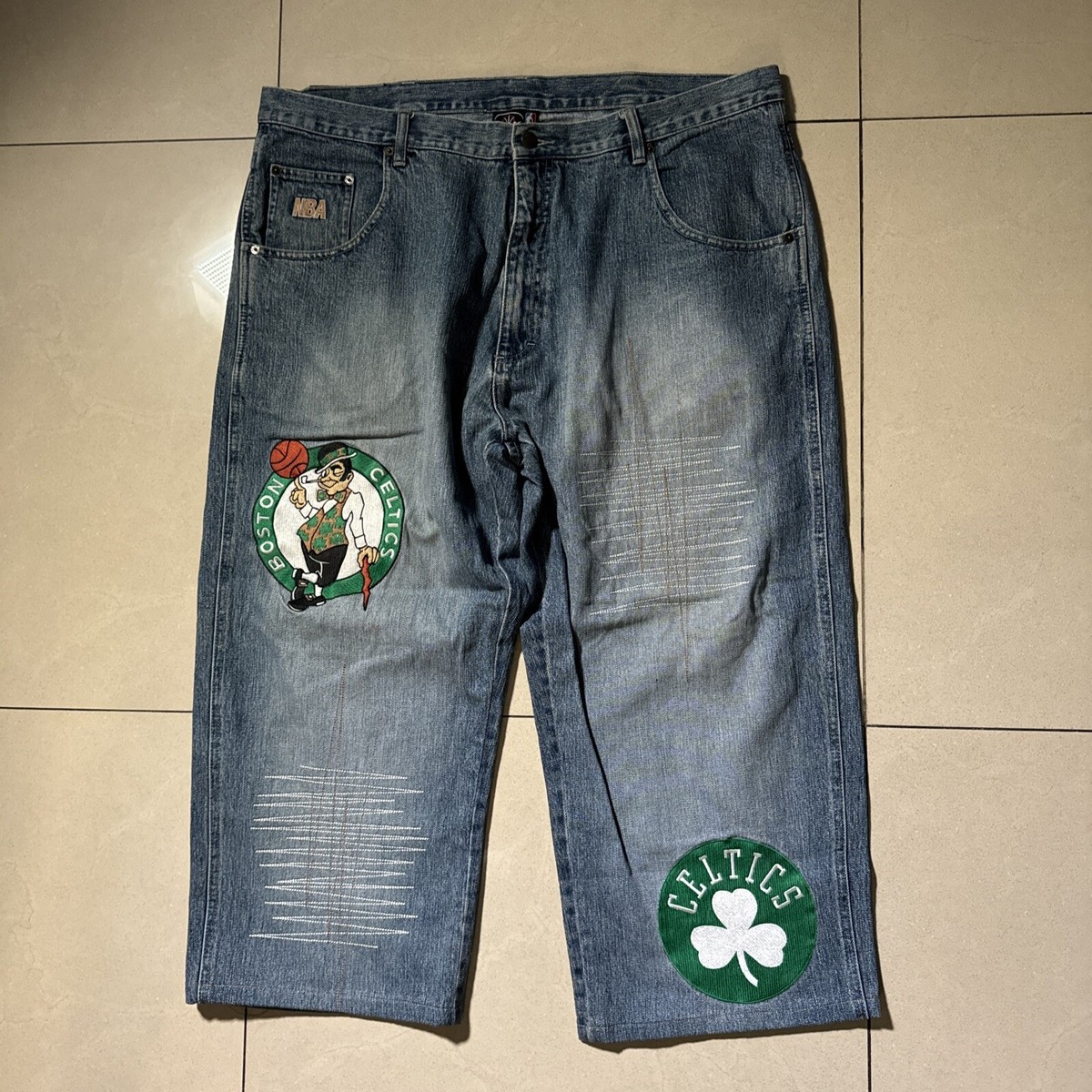 UNK NBA CELTICS ワイド 刺繍ロゴ デニム 40 UNK Men's NBA Boston Celtics Logo Denim Leather Patch Jeans