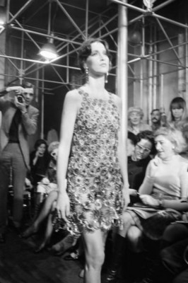 Ein Metall Spitzen Kleid Paco Rabannes Frühjahr Sommer Kollektion Pari - 1968 4x6 Foto
