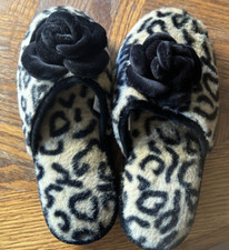 SLIPPERS New size 5-6 small women  s cheetah W/black Flower Decoration Cute 