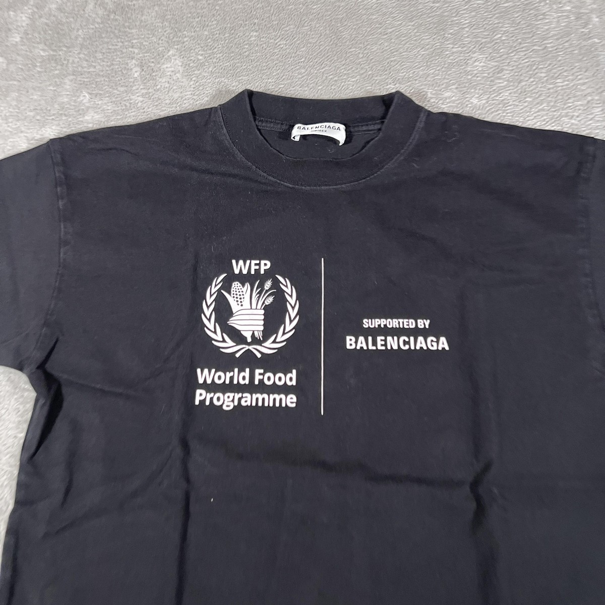 BALENCIAGA WFP Tシャツ unisex Balenciaga WFP T-shirt Medium Fit | Saks Fifth Avenue