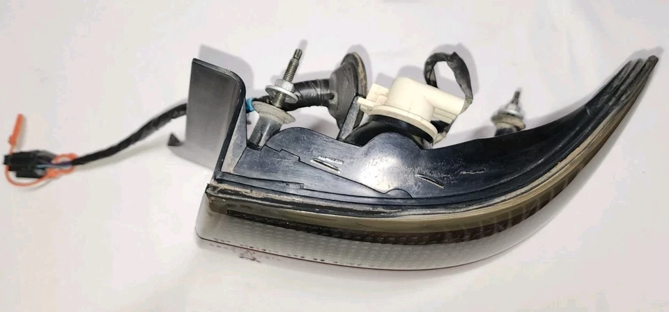 LUZ TRASEIRA DIREITA DO PASSAGEIRO CADILLAC SEVILLE 1999 2000 2001 2002 2003 2004 - Imagem 2 de 4