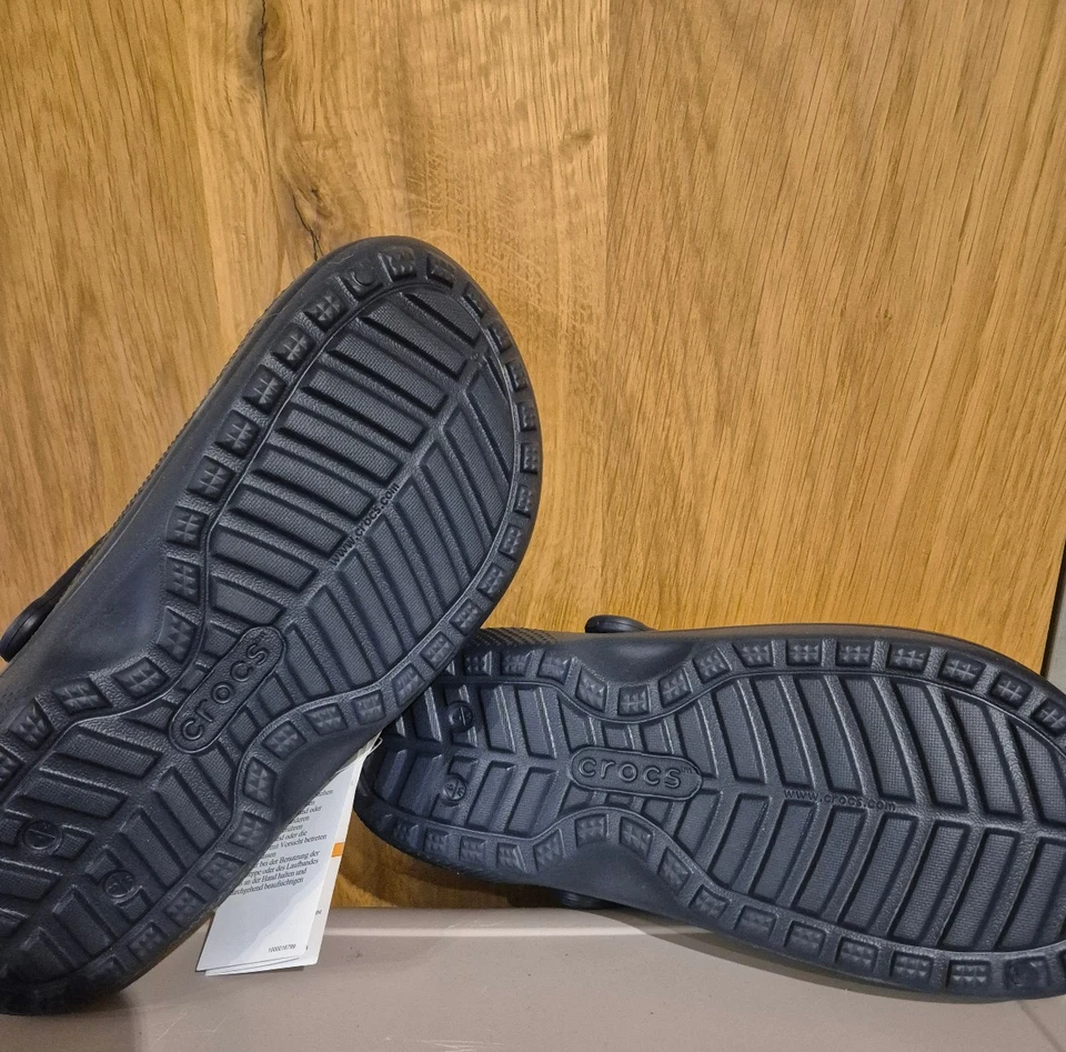 Crocs gefüttert Hausschuhe Gr. 39-40, m7/w9 Neu - Bild 3 von 3