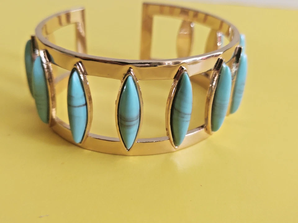 Brazalete vintage Avon años 80 tono dorado y piedra turquesa 2 1/2" x 2 3/4" Foto 4 de 4