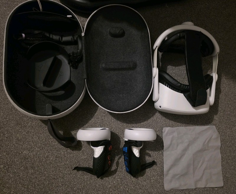 Meta Quest 2 Virtual Reality 128GB Controllers, elite strap and carry case