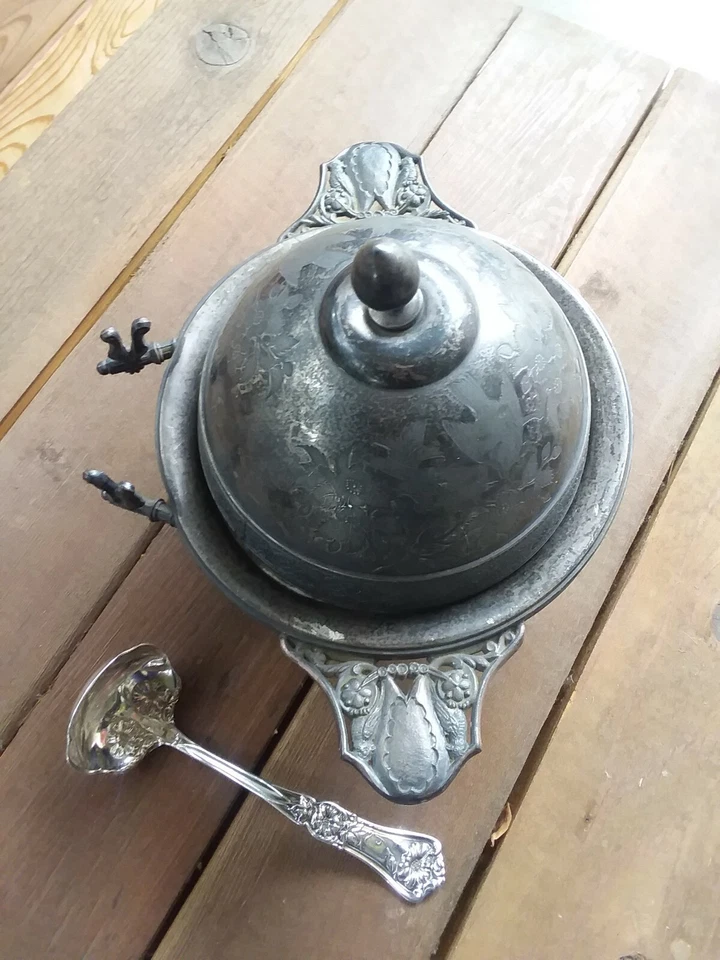 IMPRESIONANTE BOTE DE SALSA ANTIGUO DE FINALES DE 1800 CON CUCHARÓN DE SERVICIO Foto 2 de 4