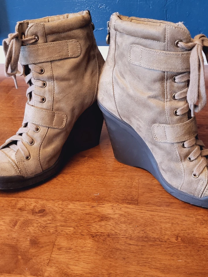 Simply Vera by Vera Wang ~ Sz 7.5 ~ Wedge Ankle Boots ~ Excellent Condition - Image 3 of 4