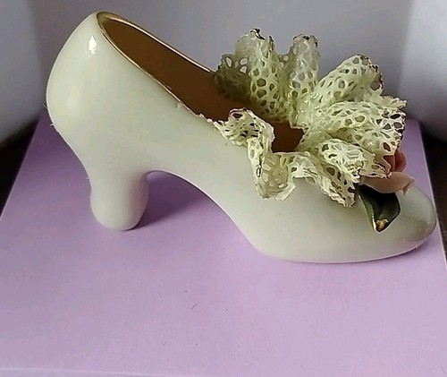 HEIRLOOMS OF TOMORROW - VINTAGE / ANTIQUE SHOE FIGURINE - Picture 2 of 10