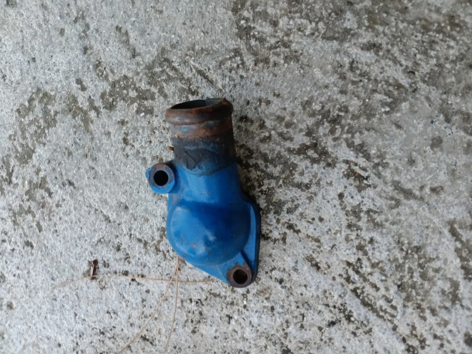 Chevrolet Impala 1973 carcasa termostato Foto 2 de 2