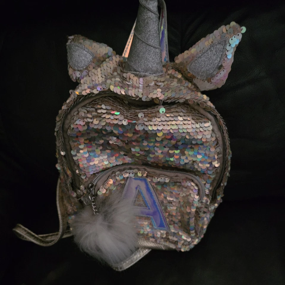 JUSTICE MINI BACKPACK UNICORN “A” GOLD IRIDESCENT SEQUINS/FURRY POM POM WOW CUTE Foto 3 de 4