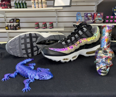 Nike Air Max 95 Men s Low Top Black/White/Multicolor Lace-Up Sneakers